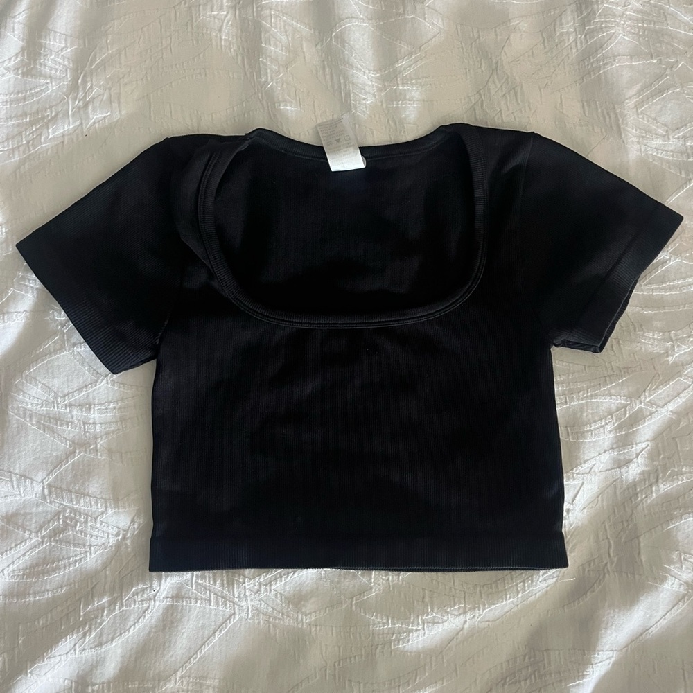 size small black form fitting cropped shirt